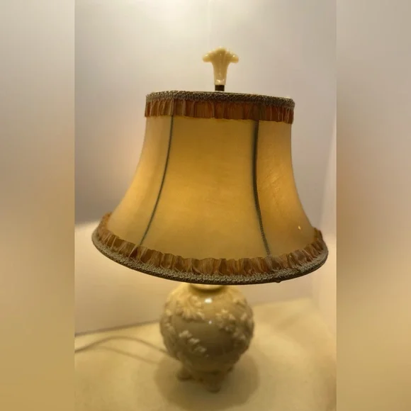 1940s Pink Alacite Aladdin 3way Table Lamp with Original Shade and Finial